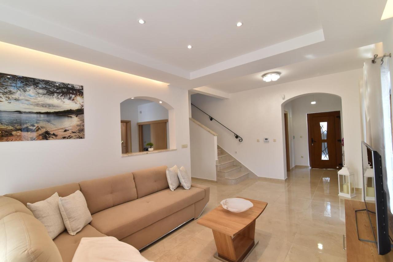 Villa Muskatel -With Heated Pool Brzac Exterior photo